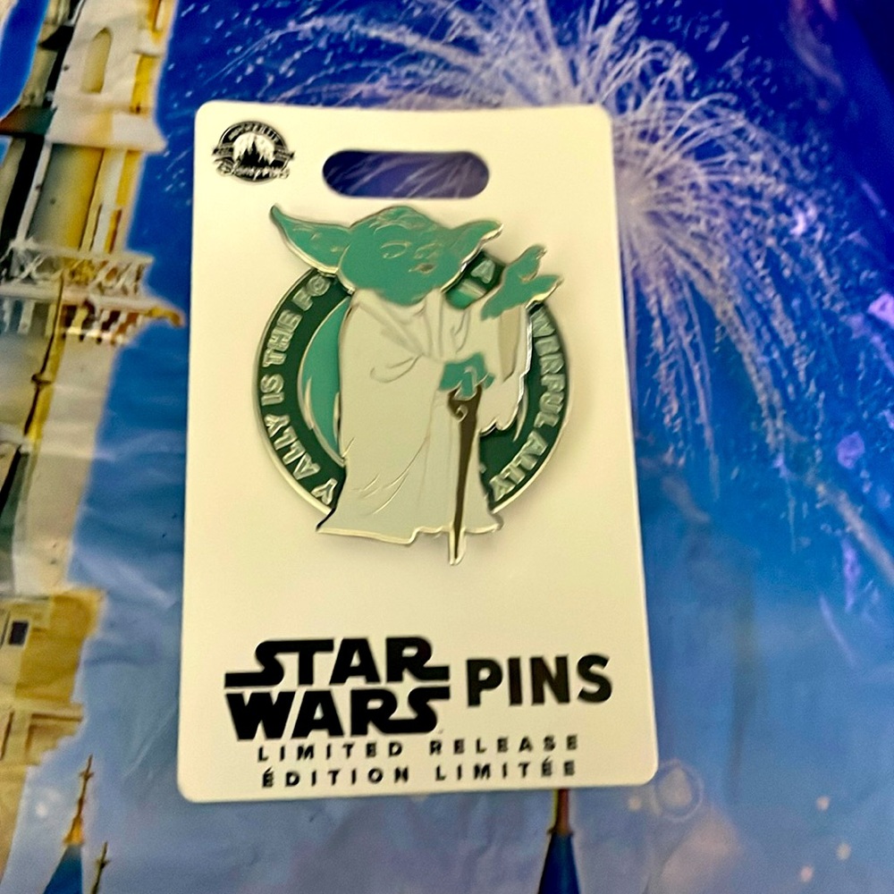 NEW on card, Limited release spinning Yoda Star Wars Disney trading pin